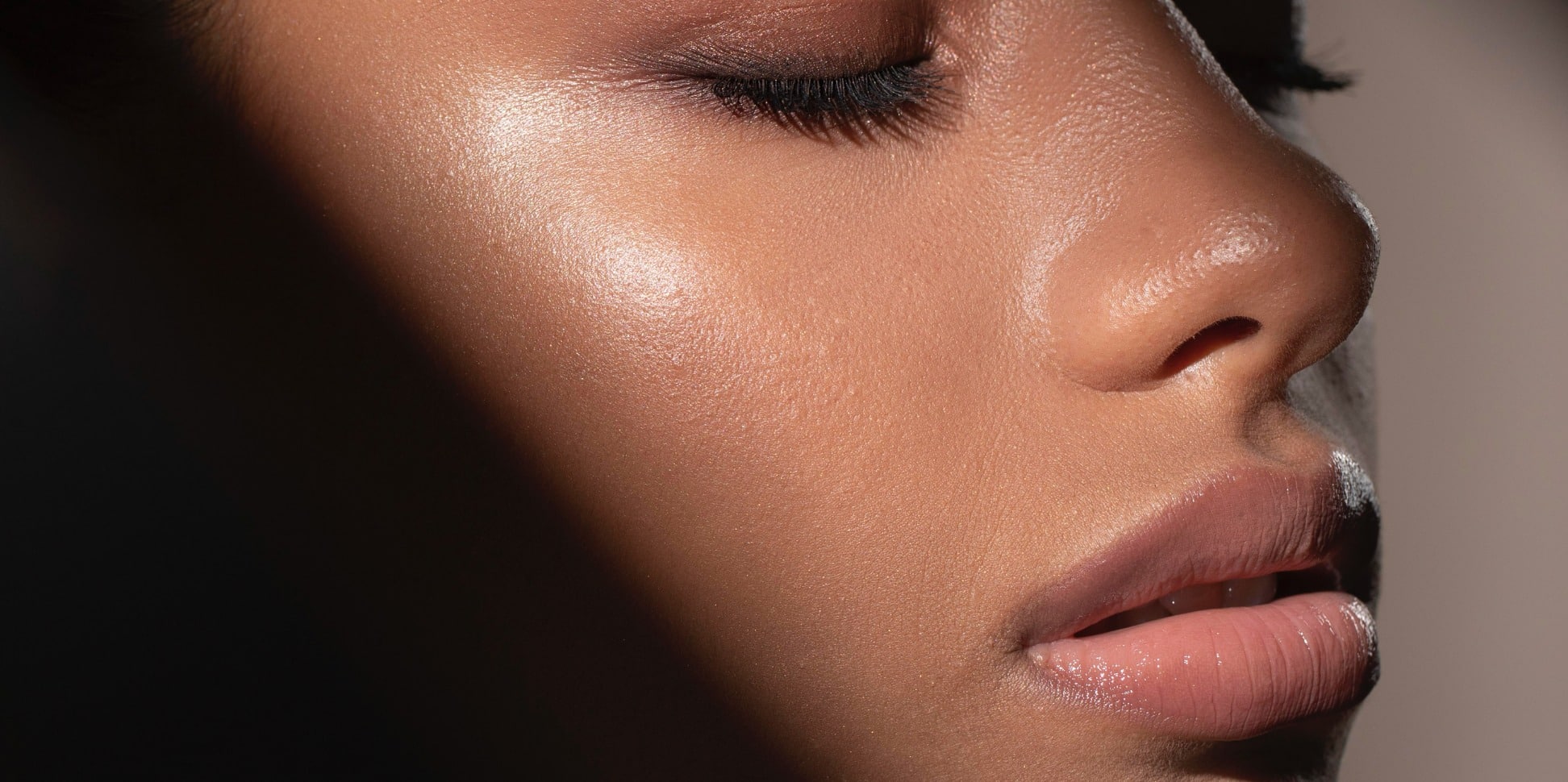 You are currently viewing Skin Hydration & Health: Top Skincare Tips for a Glowing Summer